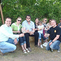 Nico Schenk beim gemütlichen Beisammensein mit Wein